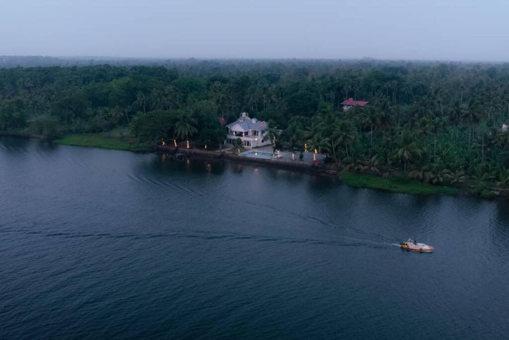 Riveria Portico - River Side 6 Bedroom Private Pool Bungalow North Paravur المظهر الخارجي الصورة