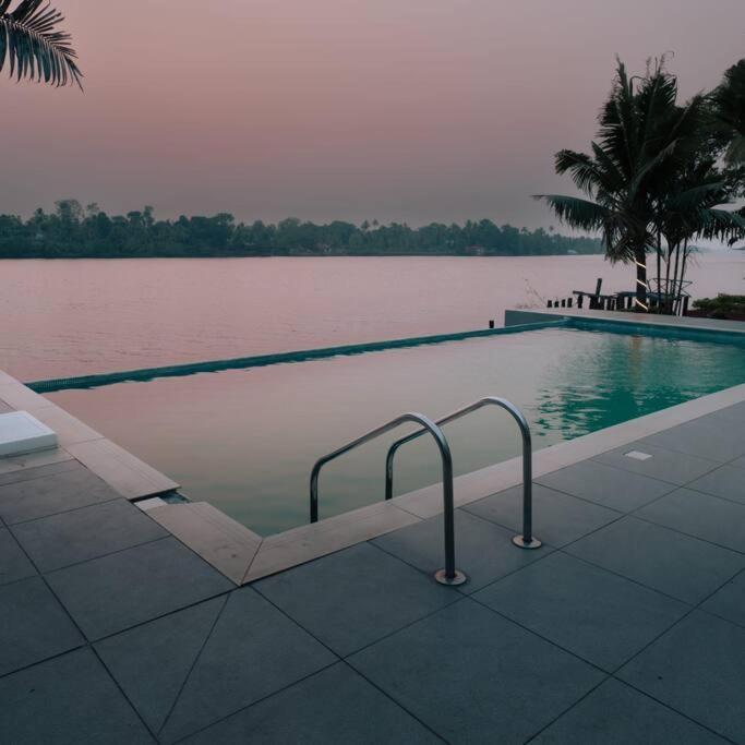 Riveria Portico - River Side 6 Bedroom Private Pool Bungalow North Paravur المظهر الخارجي الصورة